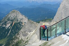 Die "Treppe ins Nichts"am Dachstein Gletscher | © Gery Wolf