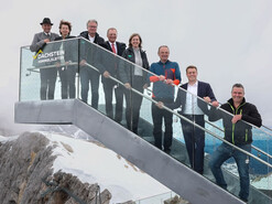 Am 23. Mai wurde die Dachstein Bergstation im feierlichen Rahmen offiziell eröffnet. (v.l.n.r.) Ernst Fischbacher – Bürgermeister Ramsau am Dachstein, Ursula Lackner – Landesrätin Steiermark für Umwelt und Klimaschutz, Christopher Drexler – Landeshauptmann Steiermark, Thomas Stelzer – Landeshauptmann Oberösterreich, Barbara Eibinger-Miedl – Tourismuslandesrätin Steiermark, Dir. Georg Bliem – GF Planai-Hochwurzen Bahnen, Stefan Kaineder – Landesrat Oberösterreich für Klimaschutz, Egon Höll – Bürgermeister Obertraun | © Harald Steiner