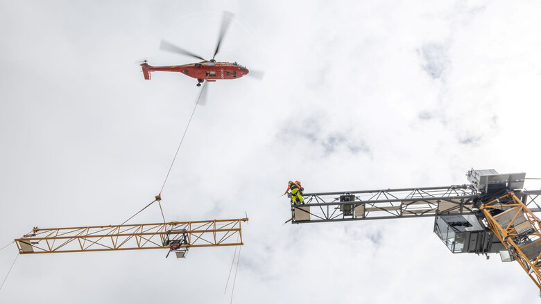 Per Hubschrauber wurden die einzelnen Kranelemente auf 2.700 Meter Höhe zur Bergstation der Dachstein Gletscherbahn geflogen.