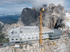 Per Hubschrauber wurden die einzelnen Kranelemente auf 2.700 Meter Höhe zur Bergstation der Dachstein Gletscherbahn geflogen. | © Harald Steiner