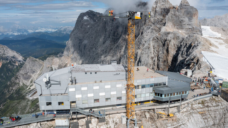 Per Hubschrauber wurden die einzelnen Kranelemente auf 2.700 Meter Höhe zur Bergstation der Dachstein Gletscherbahn geflogen. | © Harald Steiner