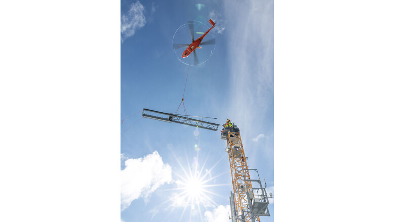 Per Hubschrauber wurden die einzelnen Kranelemente auf 2.700 Meter Höhe zur Bergstation der Dachstein Gletscherbahn geflogen. | © Harald Steiner