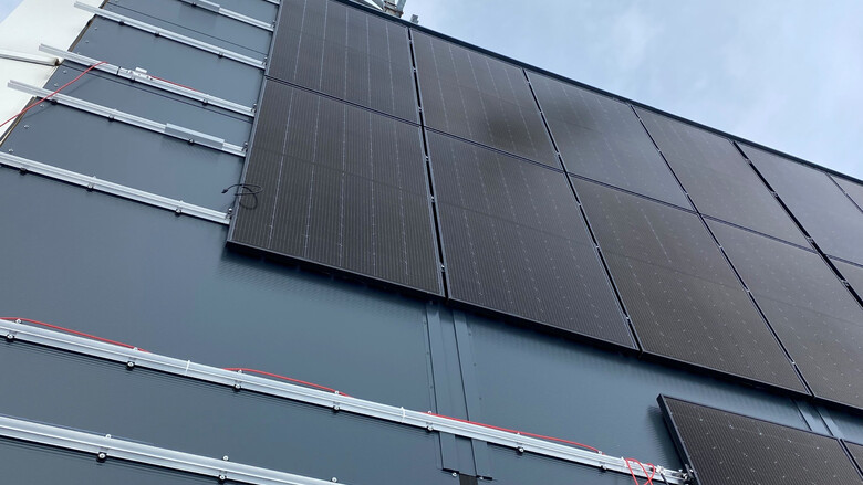 Die neuen Photovoltaikplatten als Fassade bei der Dachstein Bergstation. | © Dachstein Die neuen Photovoltaikplatten als Fassade bei der Dachstein Bergstation. | © Dachstein