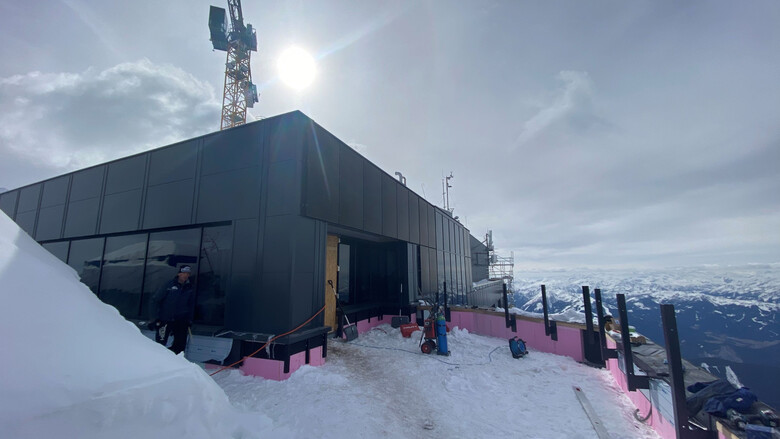 Blick von der oberen Terrasse zur neuen Bar über dem Restaurant. | © Dachstein Blick von der oberen Terrasse zur neuen Bar über dem Restaurant. | © Dachstein