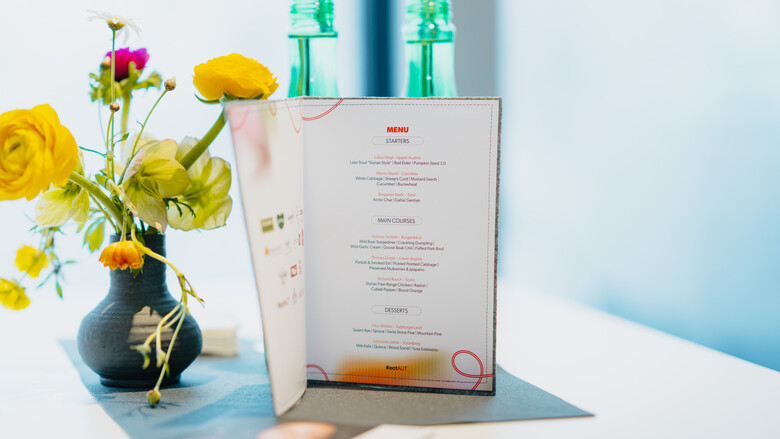 Speisekarte auf einem Tisch mit Blumen | © Stefan Simonovic