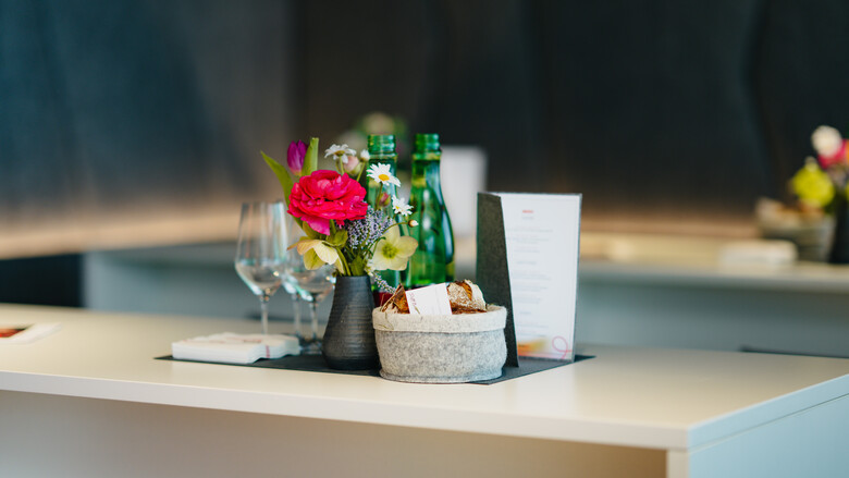 Blumen am Tisch im Restaurant | © Stefan Simonovic