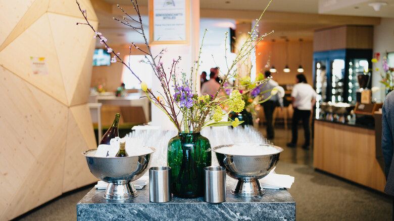 Blick in das Restaurant mit Getränken im Vordergrund | © Stefan Simonovic