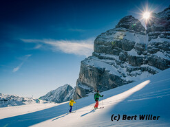 Die ersten begeben sich gleich nach der Eröffnung auf die Skitour.