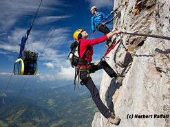 Skywalk Klettersteig und im Hintergrund die Dachstein Panorama Gondel.