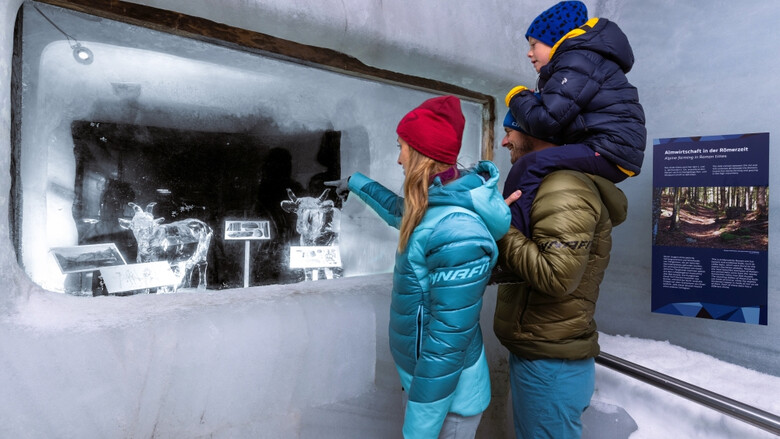 Erforsche den Gletscher im Dachstein Eispalast | © Harald Steiner