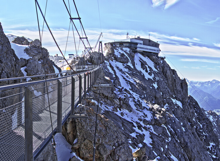 Hängebrücke mit der Bergstation | © Mediadome/Christoph Buchegger