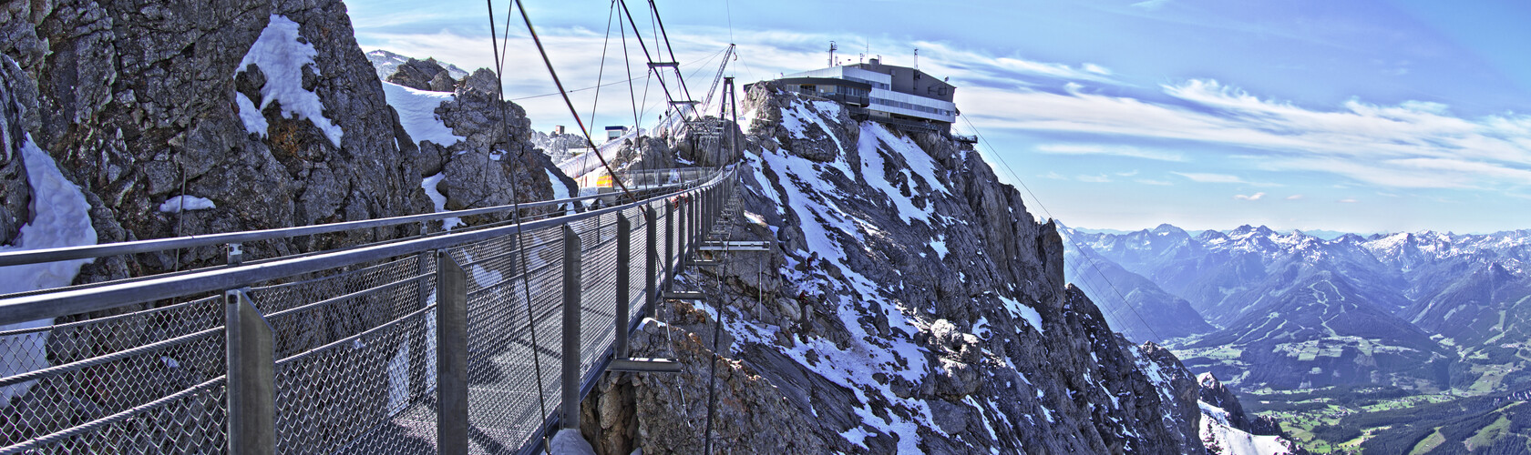 Hängebrücke mit der Bergstation | © Mediadome/Christoph Buchegger