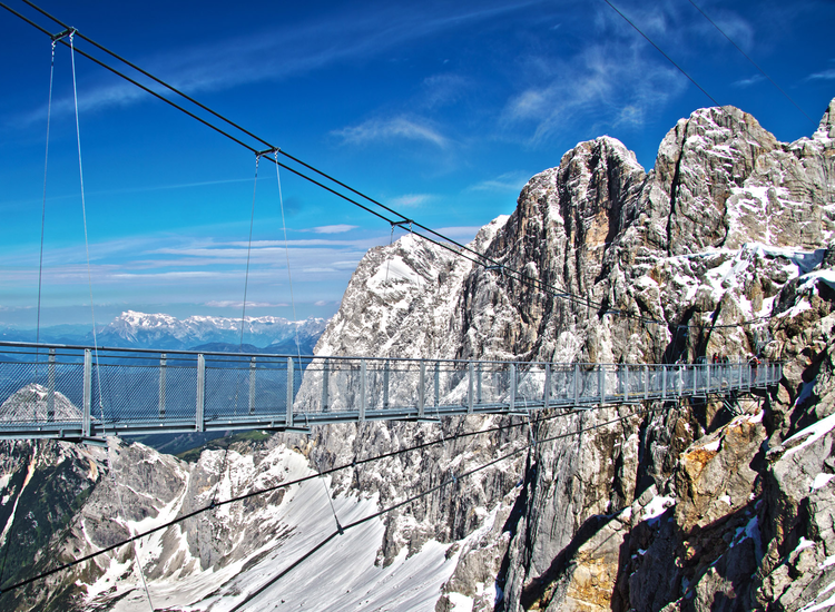 Hängebrücke mit Dachstein Dreigestirn | © Mediadome/Christoph Buchegger