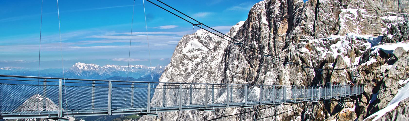 Hängebrücke mit Dachstein Dreigestirn | © Mediadome/Christoph Buchegger