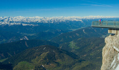 Der SkyWalk und im Hintergrund das Ennstal | © Johannes Absenger