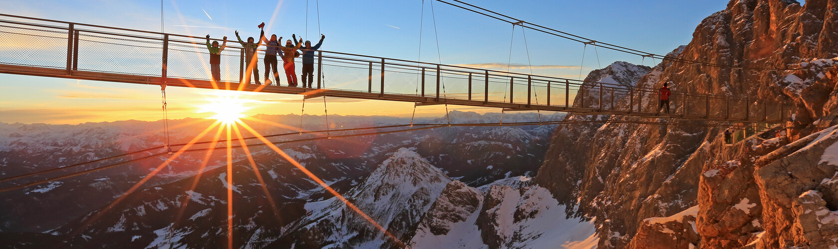 Sonnenuntergang auf der Hängebrücke am Dachstein. | © Herbert Raffalt