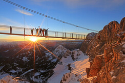 Sonnenuntergang auf der Hängebrücke am Dachstein. | © Herbert Raffalt