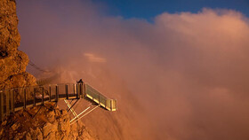 Treppe ins Nichts bei Sonnenuntergang | © Reinhard Lamm