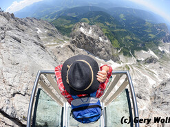 Treppe ins Nichts mit Sicht ins Tal. | © Gery Wolf