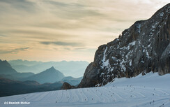 Die ersten Loipen am Dachstein Gletscher sind bereits gespurt.  | (c) Dominik Steiner | © Dominik Steiner