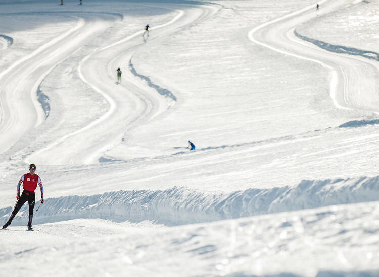 Cross-country skiing on the longest glacier trail in the world | © Dominik Steiner