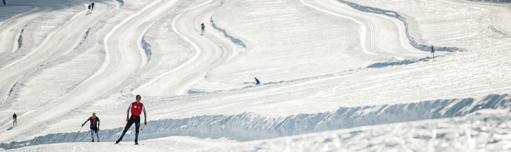 Cross-country skiing on the longest glacier trail in the world | © Dominik Steiner