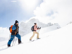 Zwei Freunde beim gemütlichen Skitouren gehen am Dachstein Gletscher | © Harald Steiner