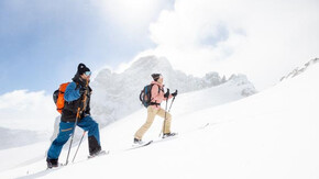 Zwei Freunde beim gemütlichen Skitouren gehen am Dachstein Gletscher | © Harald Steiner