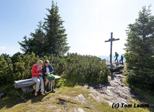 Family at the summit of Planai | © Tom Lamm
